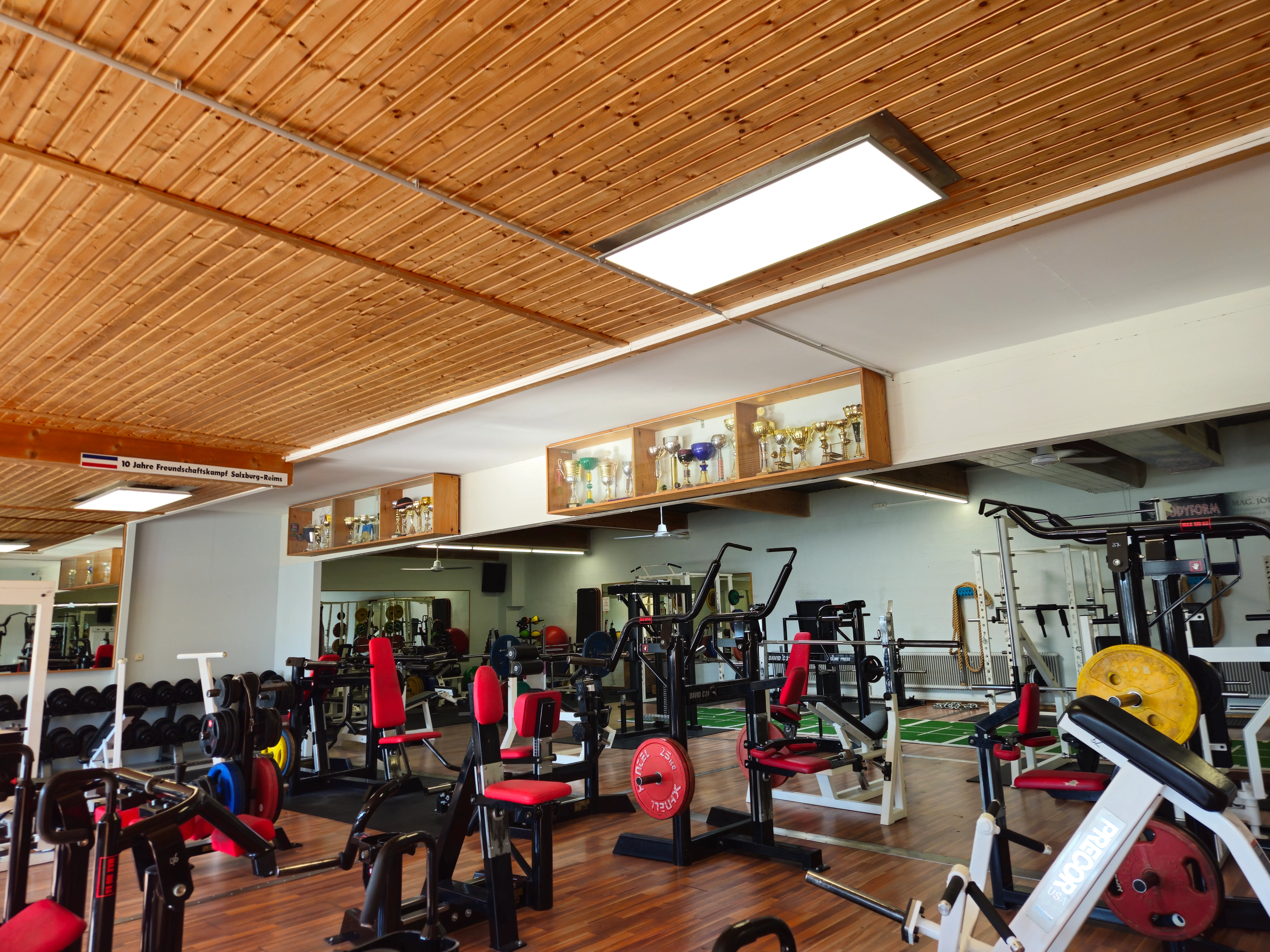 Maschinen Rudern, Latzug, Schulter, Beinbeuger, Beinpresse